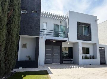 Casa de 3 habitaciones, Saltillo · Casa Amueblada en Residencial Privada de Santiago