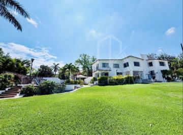 Casa · 526m² · 5 Recámaras · 6 Estacionamientos · Casa con Alberca en Venta en Xochitepec