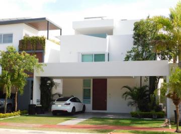 Casa en condominio de 5 habitaciones, Benito Juárez · Casa en Venta en Residencial Cumbres - Cancún