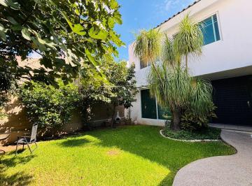 Casa · 300m² · 4 Recámaras · 3 Estacionamientos · Casa en Venta en Cañada del Refugio Sur Zona Norte
