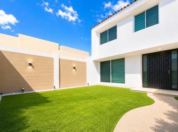 Casa · 300m² · 4 Recámaras · 3 Estacionamientos · Casa en Venta en Cañada del Refugio Sur Zona Norte