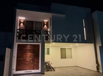 Casa · 275m² · 3 Recámaras · 2 Estacionamientos · Venta de Casa en Puebla, Molino de Santo Domingo con Recamara en Planta Baja