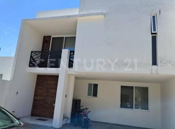 Casa · 275m² · 3 Recámaras · 2 Estacionamientos · Venta de Casa con Recamara en Planta Baja Fracc. Molino de Santo Domingo, Puebla