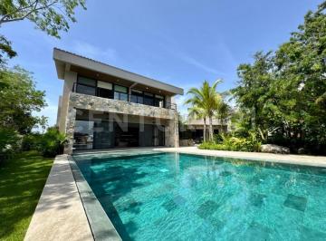 Casa · 679m² · 5 Recámaras · 6 Estacionamientos · Residencia de Lujo: Casa en Venta en Esquina en Lagos del Sol
