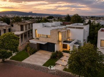 Casa · 462m² · 3 Recámaras · 4 Estacionamientos · Casa en Venta en El Campanario, Querétaro