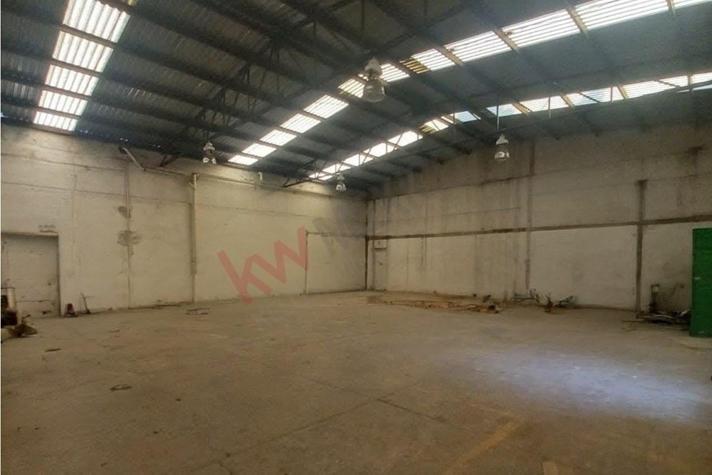 Warehouse for Sale on 42 Poniente