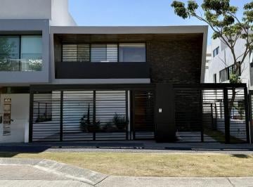 Casa · 236m² · 2 Recámaras · 3 Estacionamientos · Casa en Venta, Fracc. Bosques Vallarta, Zapopan, Jalisco.