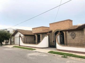 1 · Casa de Una Planta con Amplios Espacios, Jardín y Área Social Equipada