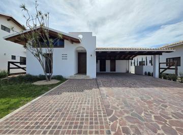 Casa · 284m² · 3 Recámaras · 2 Estacionamientos · Venta de Residencia de Lujo de un Nivel