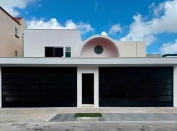 Casa · 390m² · 4 Recámaras · 4 Estacionamientos · Amplia Casa en Renta con Alberca Sm 11 Av Acanceh