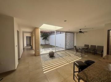 Casa de 3 habitaciones, León · Casa de 1 Planta en Esquina Frente a Camellón Jardinado