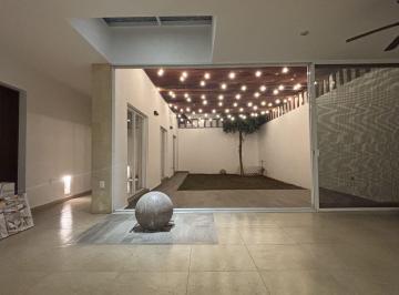 Casa de 3 habitaciones, León · Una Planta (Un Piso) Sin Escalones, Esquina, Frente a Área Verde. Trato Directo.