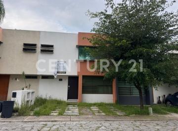 Casa en condominio · 105m² · 3 Recámaras · 2 Estacionamientos · Casa en Renta en Valdepeñas, Zapopan, Jal.