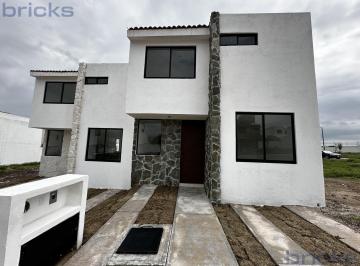Casa en condominio · 125m² · 4 Recámaras · 2 Estacionamientos · Casa en Venta en Ciudad Maderas, Querétaro – 3 Recámaras en Condominio con Alberca y Cancha de Tenis