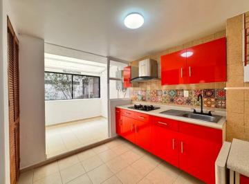 Cocina y área de desayunador · Departamento de 99 m², 3 Recámaras y Excelente Ubicación en Tlalpan, La Joya