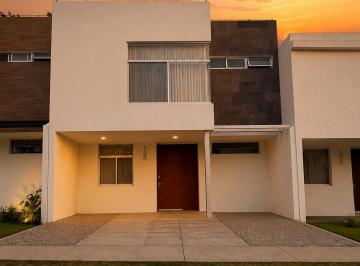 Casa de 4 habitaciones, San Pedro Tlaquepaque · Casa con Roof Garden y Recámara en Tercer Nivel, Excelente Ubicación