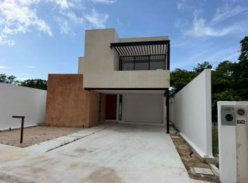 Casa · 354m² · 4 Recámaras · 4 Estacionamientos · Casa en Venta en Club de Golf Residencial en Mérida