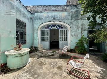 Casa · 325m² · 4 Recámaras · 1 Estacionamiento · Casona en Venta en El Barrio de Mejorada a Tan Solo Dos Calles del Parque de La Plancha