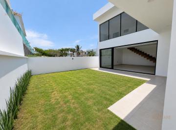 Casa · 301m² · 3 Recámaras · 2 Estacionamientos · Casa Doble Altura con Jardín | Fracc. Las Olas