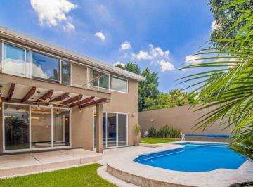 Casa de 3 habitaciones, Cuernavaca · Casa en Venta y Renta en Zona Dorada con Alberca y Jardin Privado
