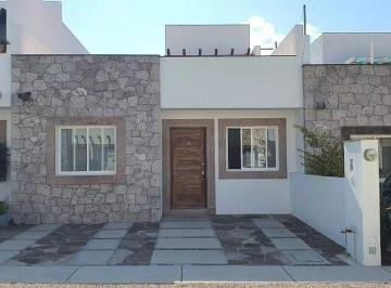 d234ab2a479d2fe7c2de85c7e4e82e2ea901cd2509f23a94f7aa1c9e52889806 · Casa de Una Planta en Venta en San Miguel de Allende con 2 Recámaras en Privada