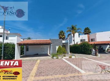 Casa · 300m² · 3 Recámaras · 2 Estacionamientos · Prolongacion Paseo del Caracol 56