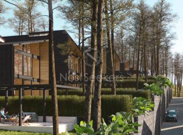 Casa en condominio de 4 habitaciones, Valle de Bravo · Casa Estilo Cabaña en Venta en Avandaro
