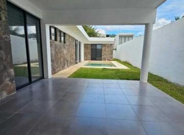 Casa · 330m² · 4 Recámaras · 2 Estacionamientos · Casa en Privada Privada Chaactún