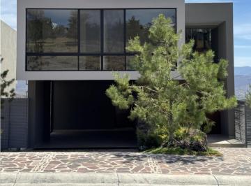 Casa · 435m² · 4 Recámaras · 5 Estacionamientos · Casa en Venta en El Bosque Country Club León Gto Zona Norte