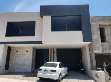 Casa · 282m² · 3 Recámaras · 3 Estacionamientos · Casa en Venta en Álamos Tres Marías con Casa Club