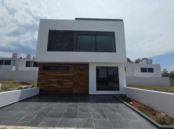 Casa · 200m² · 4 Recámaras · 2 Estacionamientos · Casa en Venta en Fraccionamiento Privado con Caseta de Vigilancia y Acceso Controlado