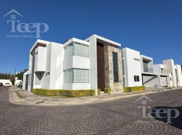 Casa · 362m² · 4 Recámaras · 3 Estacionamientos · Casa en Renta
