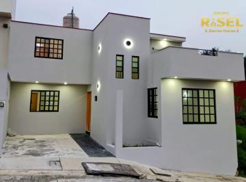 Casa de 3 habitaciones, Coatepec · ¡Oportunidad en Coatepec! Casa con Recamára en Planta Baja