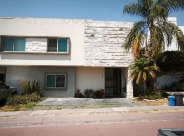 Casa de 4 habitaciones, Tlajomulco de Zúñiga · Casa en Venta en Condominio Privado, Fracc. La Rioja en Tlajomulco de Zúñiga, Jalisco $9,793,000