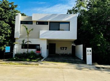 Casa · 301m² · 3 Recámaras · 2 Estacionamientos · Casa con Jardin y Alberca en Venta Playa del Carmen