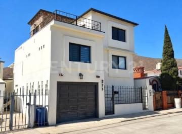 Casa · 315m² · 2 Recámaras · 2 Estacionamientos · Casa en Venta, Valle Dorado, Ensenada, Baja California.