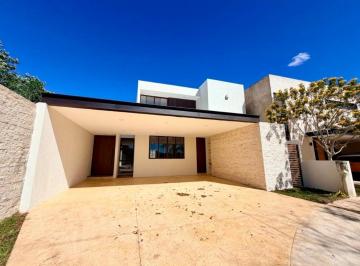 Casa · 275m² · 4 Recámaras · 2 Estacionamientos · Venta Espectacular Casa de 4 Recamaras Jardin y Alberca en Privada con Amenidades Carretera Progreso