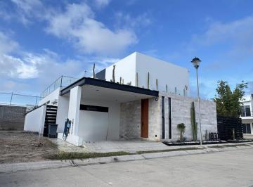 Casa · 250m² · 3 Recámaras · 2 Estacionamientos · Casa en Renta en Altabrisa Residencial, Mazatlán