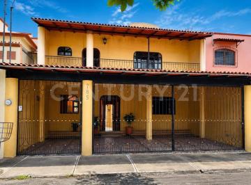 Casa · 293m² · 4 Recámaras · 2 Estacionamientos · Casa en Venta en Colima