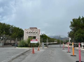 Acceso a Fraccionamiento · Residencia Familiar en Venta