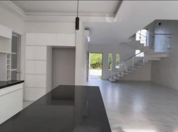 Casa · 265m² · 3 Recámaras · 2 Estacionamientos · Hermosa Casa 3 Hab, 3.5 Baños, Jacuzzi y Alberca en Playa del Carmen