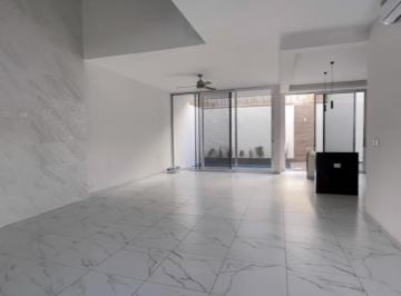 Casa · 265m² · 3 Recámaras · 2 Estacionamientos · Hermosa Casa 3 Hab, 3.5 Baños, Jacuzzi y Alberca en Playa del Carmen