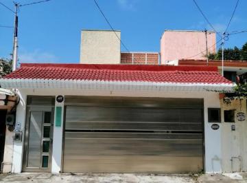 Casa · 247m² · 4 Recámaras · 2 Estacionamientos · Casa - en Venta en Col. Petrolera, Coatzacoalcos, Ver.