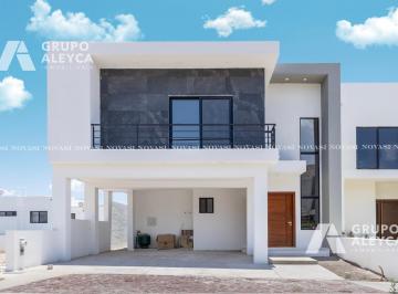 Casa · 230m² · 3 Recámaras · 2 Estacionamientos · Altozano