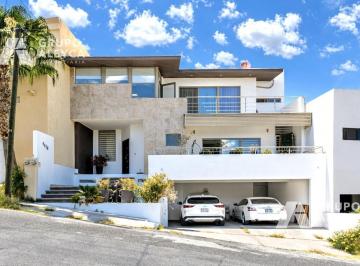 Casa · 330m² · 4 Recámaras · 2 Estacionamientos · Casa en Rinconadas La Sierra