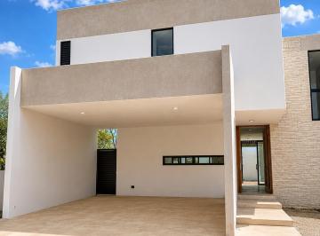 Casa · 231m² · 3 Recámaras · 2 Estacionamientos · Venta Preciosa Casa de 3 Recamaras Concloset y Baño, Jardin Alberca y Chochera Techada en Cholul