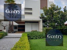 Casa · 750m² · 5 Recámaras · 8 Estacionamientos · Fantástica Casa en Venta en El Campanario