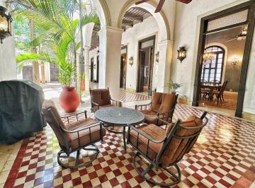 Casa · 570m² · 4 Recámaras · 2 Estacionamientos · Venta Espectacular Casona Colonial de 4 Recamaras 2 Albercas y Cochera Centro Merida