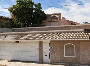 Casa · 300m² · 4 Recámaras · 3 Estacionamientos · Casa en Venta Sobre Av Juarez, Torreón, Coah.