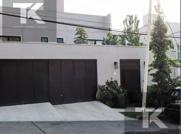 Casa · 530m² · 4 Recámaras · 3 Estacionamientos · Casa en Venta